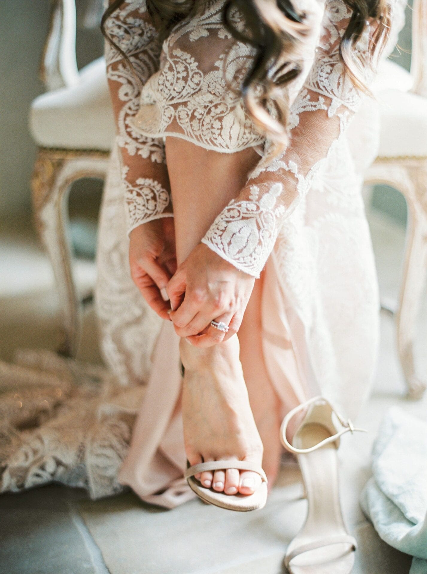sposa che si allaccia il la scarpa