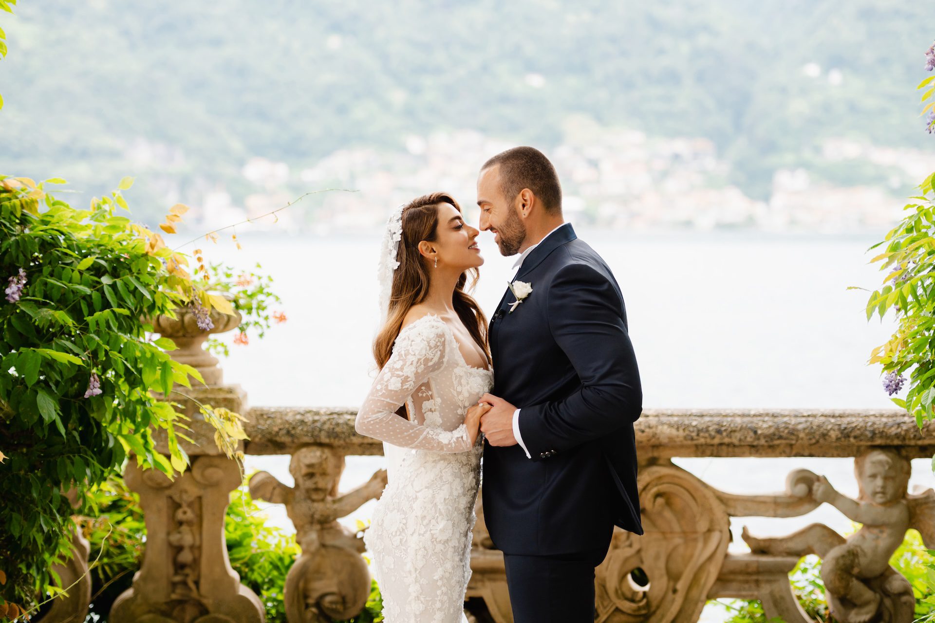 Sposi si tengono per mano sulla terrazza di Villa Balbianello sul Lago di Como