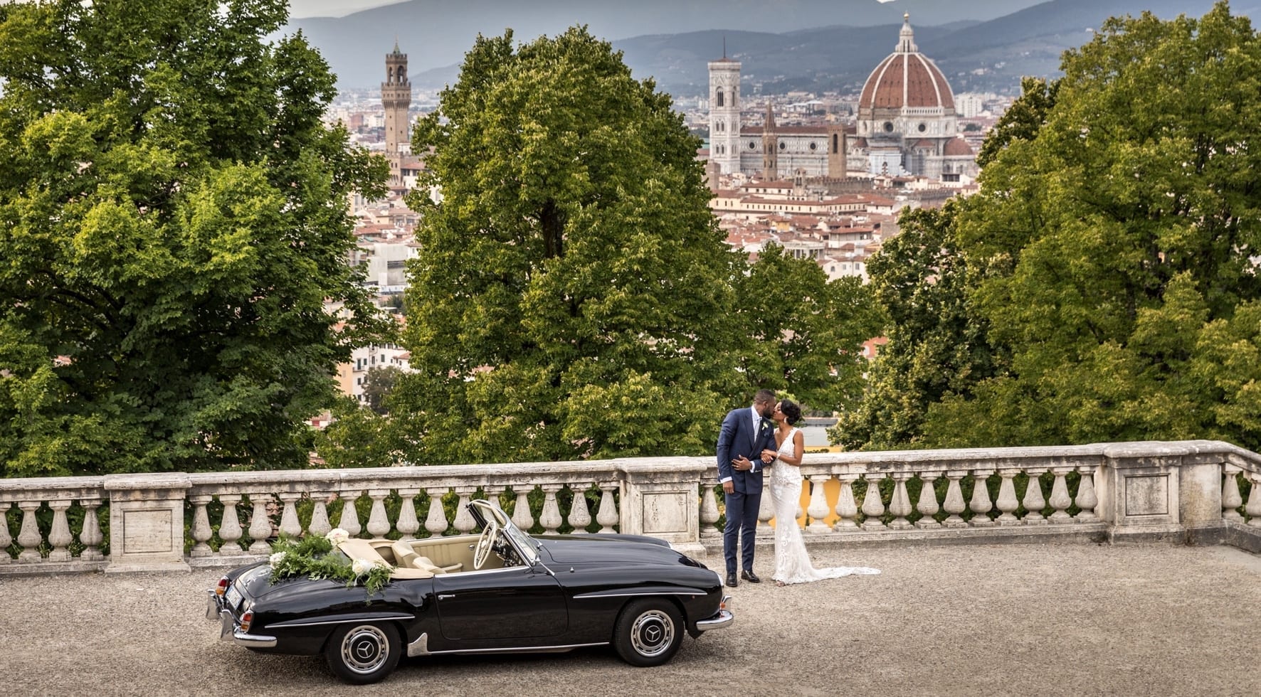 Coppia di Sposi sulla terrazza di Piazzale Michelangelo a Firenze
