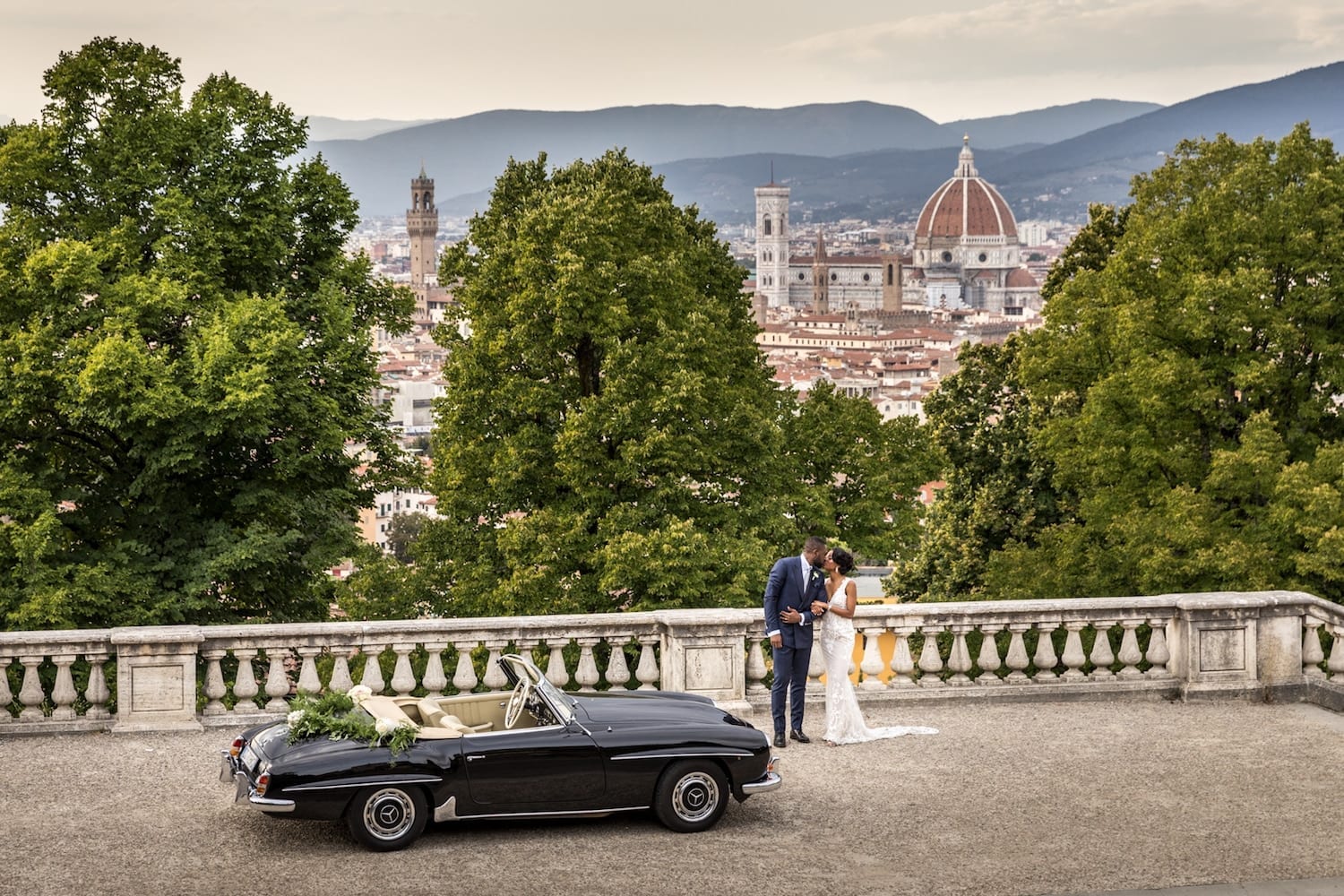 sposi che si baciano in piazzale michelangelo a firenze