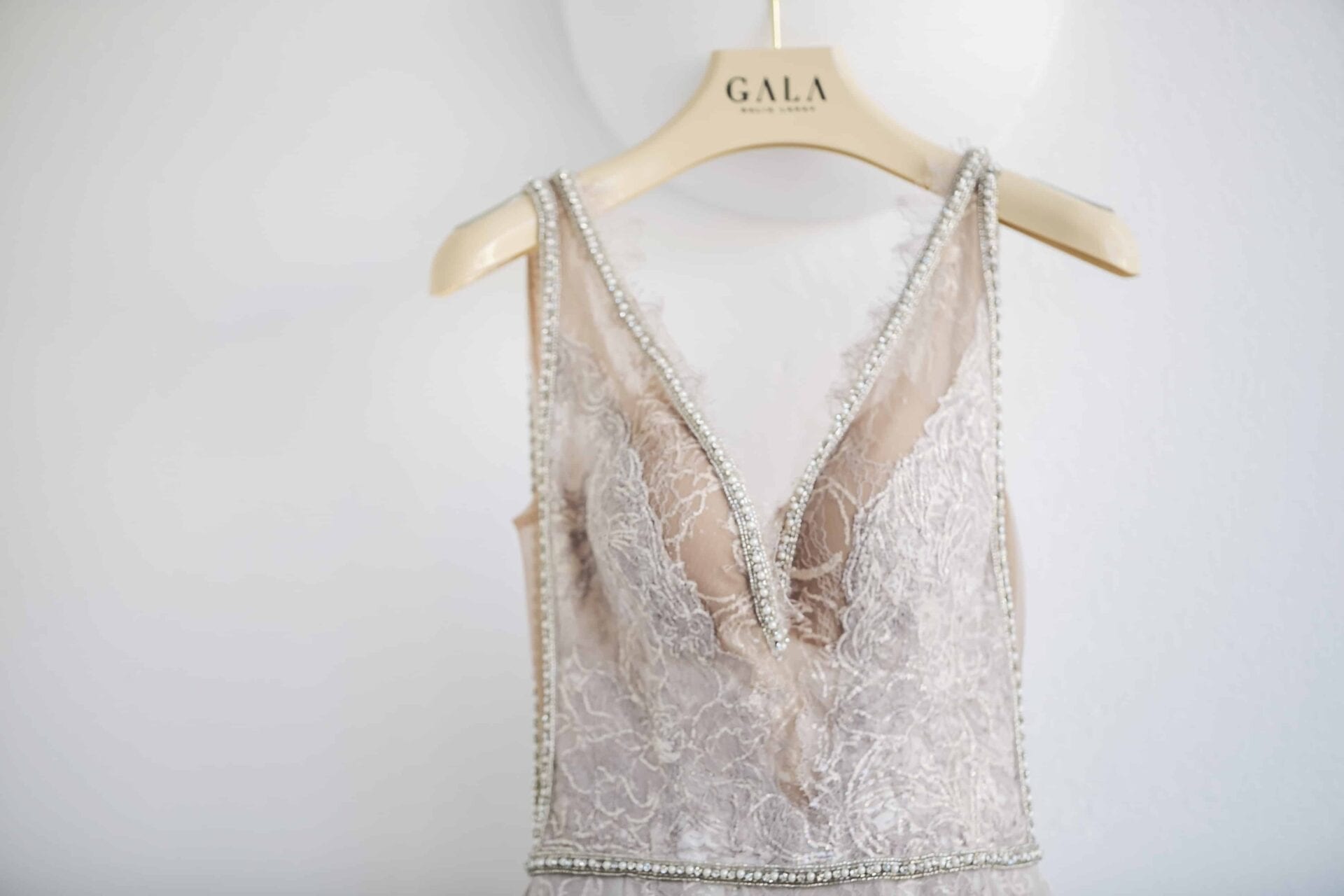 abito da sposa con scollo a v