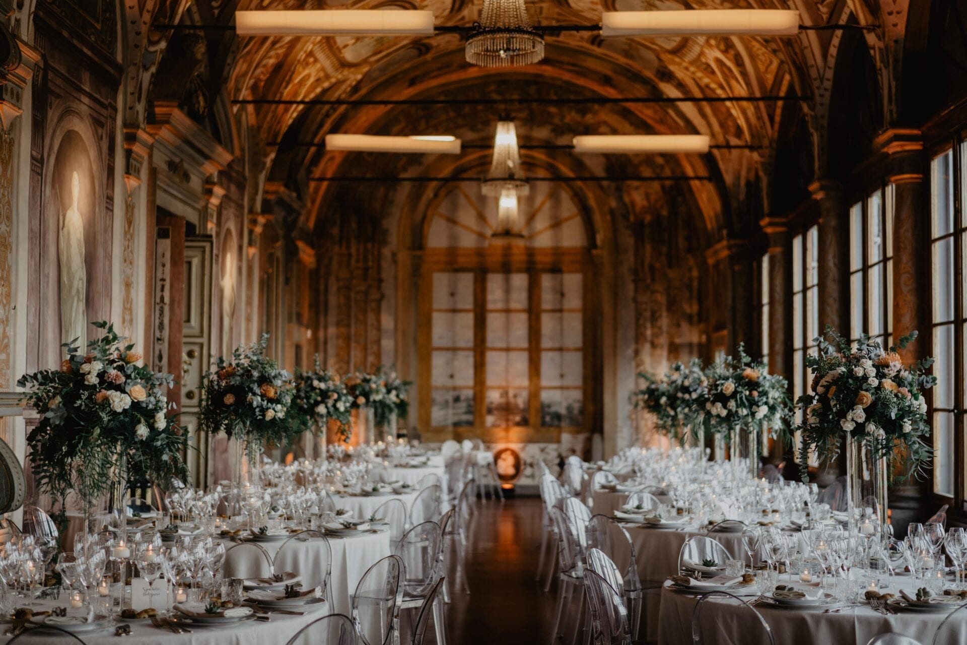 galleria affrescata allestita per matrimonio