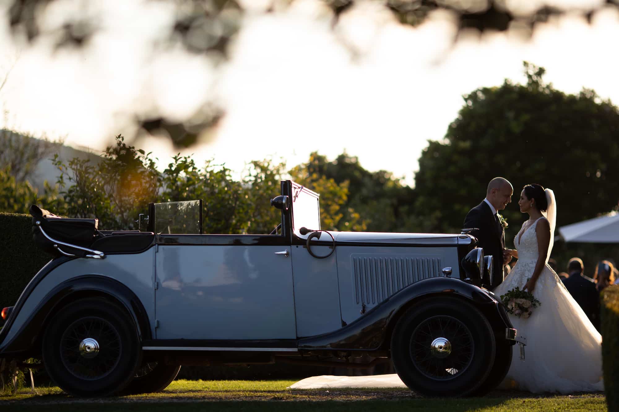 coppia di sposi con auto d'epoca