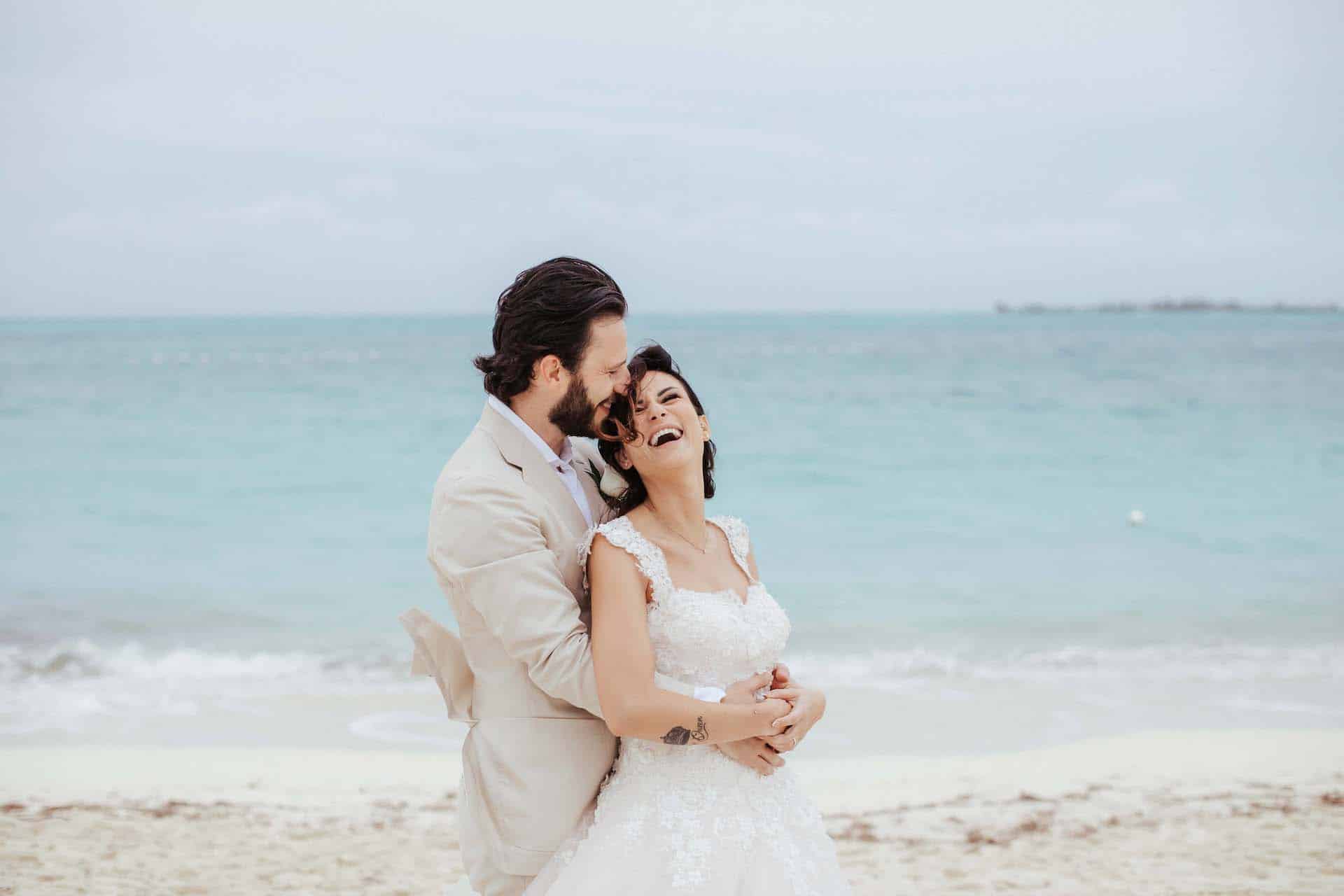 Abbraccio degli Sposi in spiaggia alle Bahamas