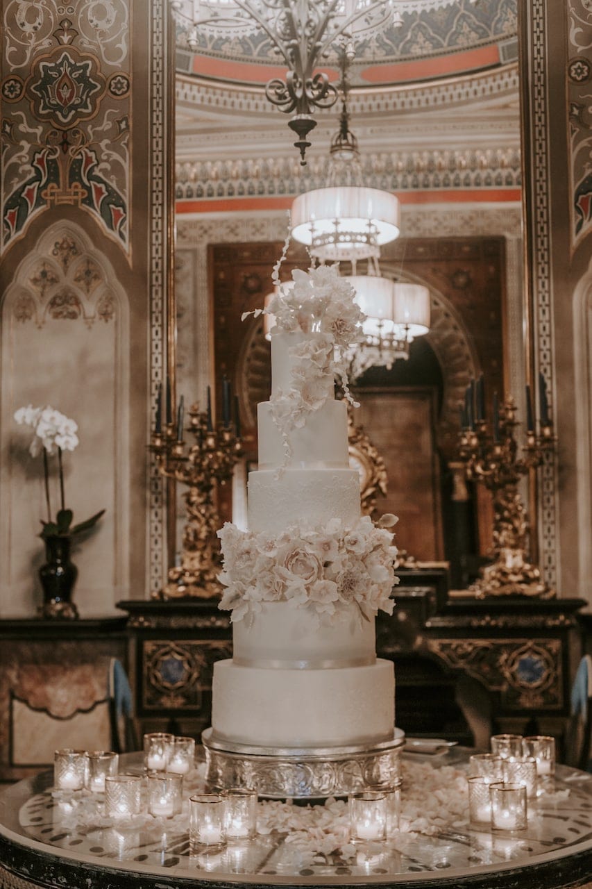 Torta a piani nella sontuosa galleria dorata di Villa Cora