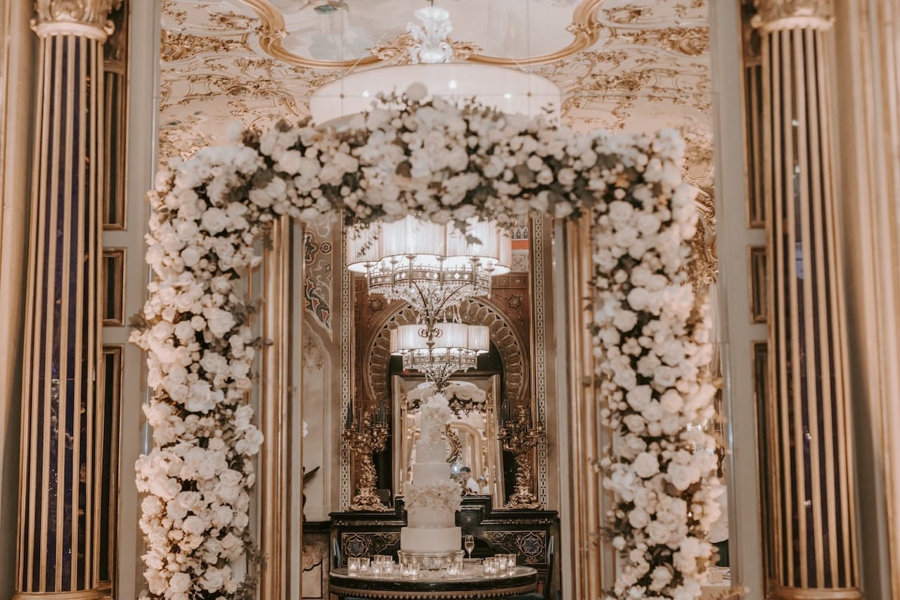 Dettaglio di specchi nella sontuosa galleria dorata di Villa Cora