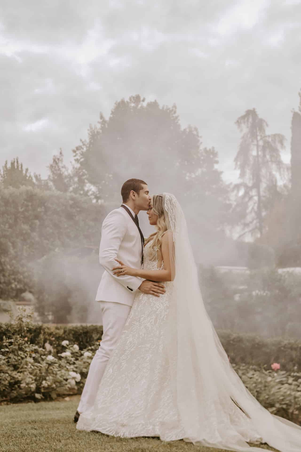 Sposa bacia la sposa in fronte