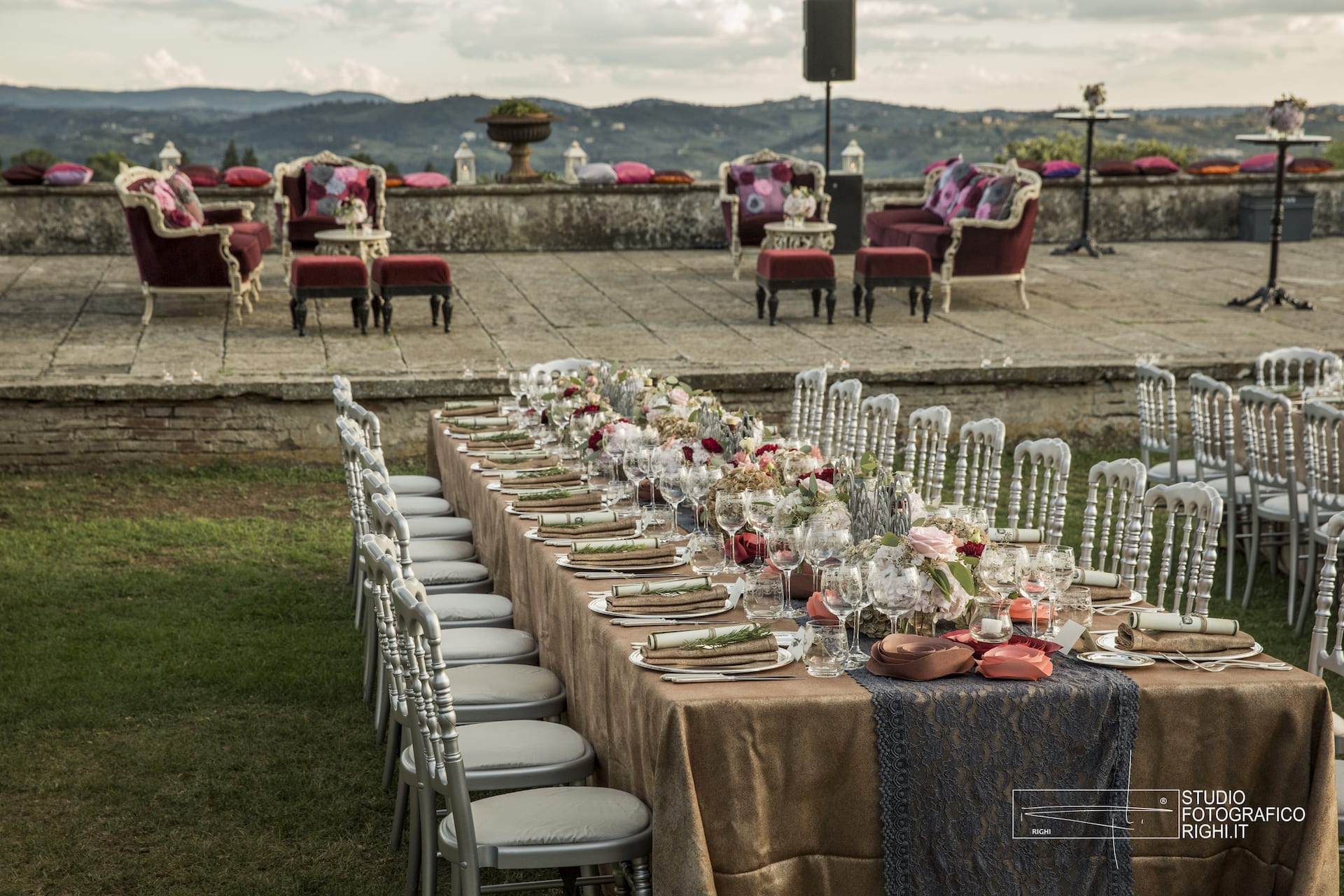 Tavoli imperiali per ricevimento di matrimonio indiano