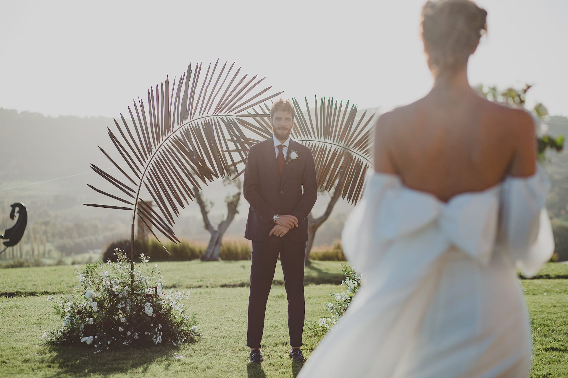 Lo sposo attende l'arrivo della sposa per matrimonio intimo in Toscana a Podere Calvaiola