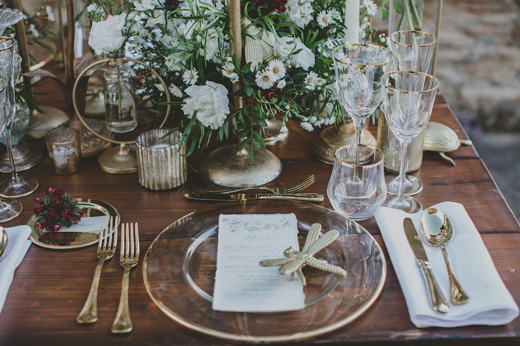 Dettaglio di allestimento country chic per matrimonio intimo in Toscana a Podere Calvaiola