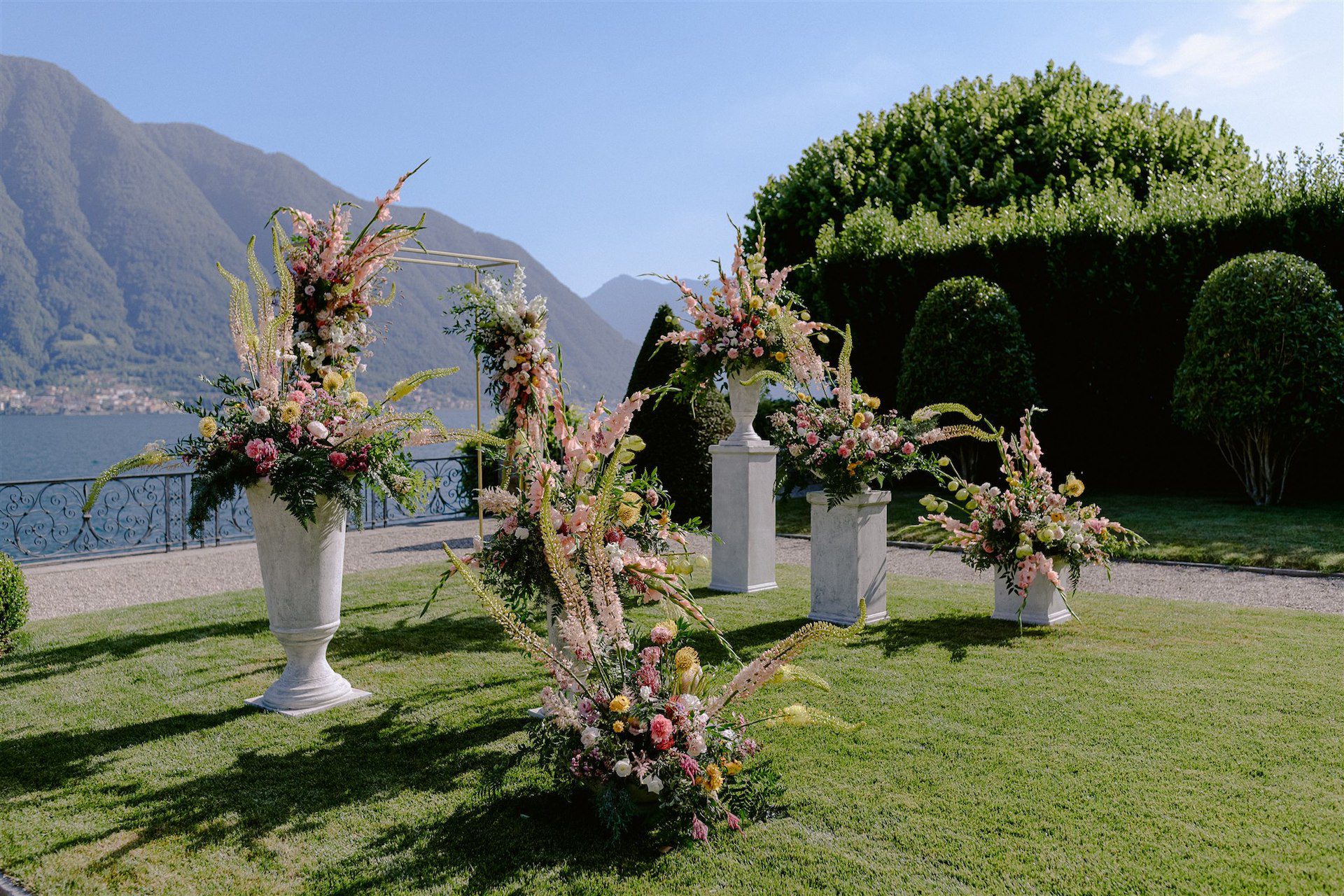 Allestimento floreale in giardino di Location per il matrimonio sul Lago di Como