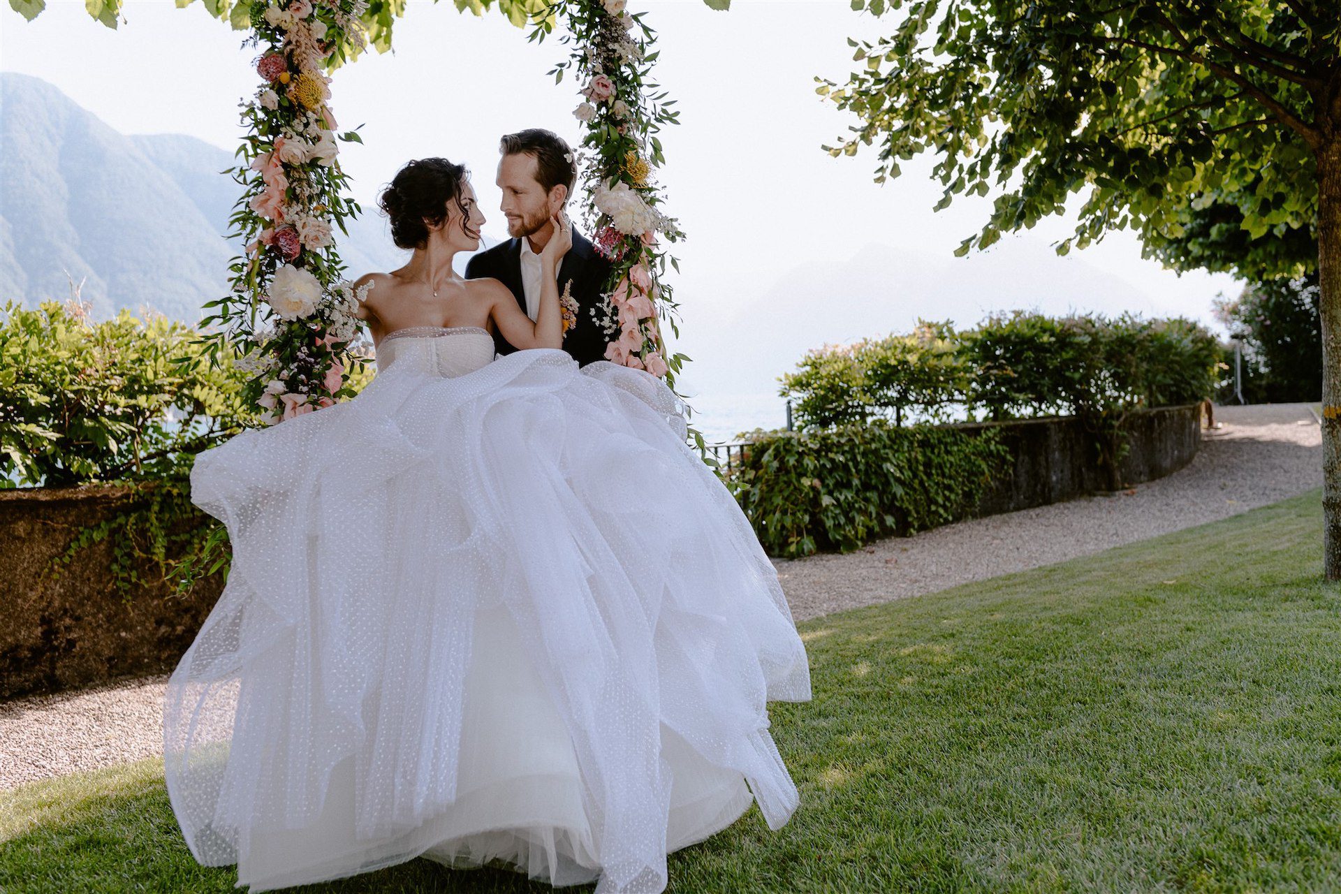 Sposi sull'altalena in Location per il matrimonio sul Lago di Como