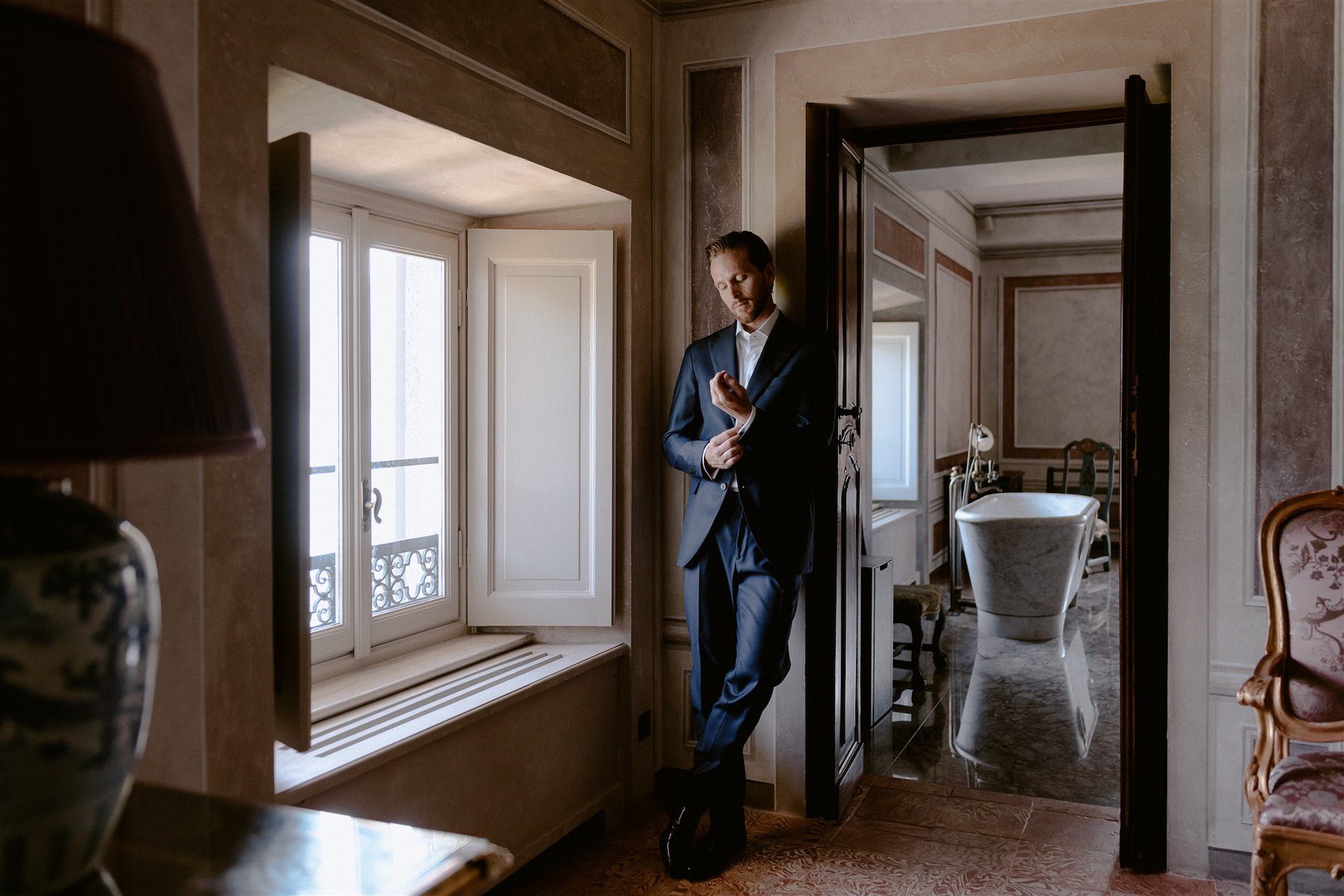 La preparazione dello sposo in Location per il matrimonio sul Lago di Como
