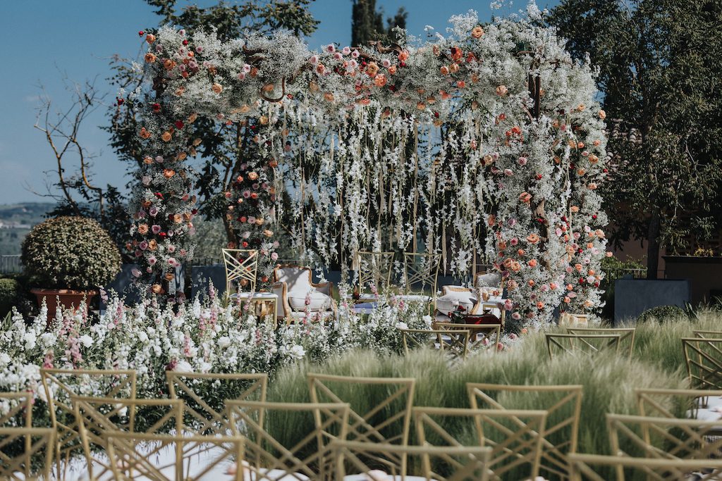 Baldacchino fiorito per cerimonia di matrimonio indiano in Italia