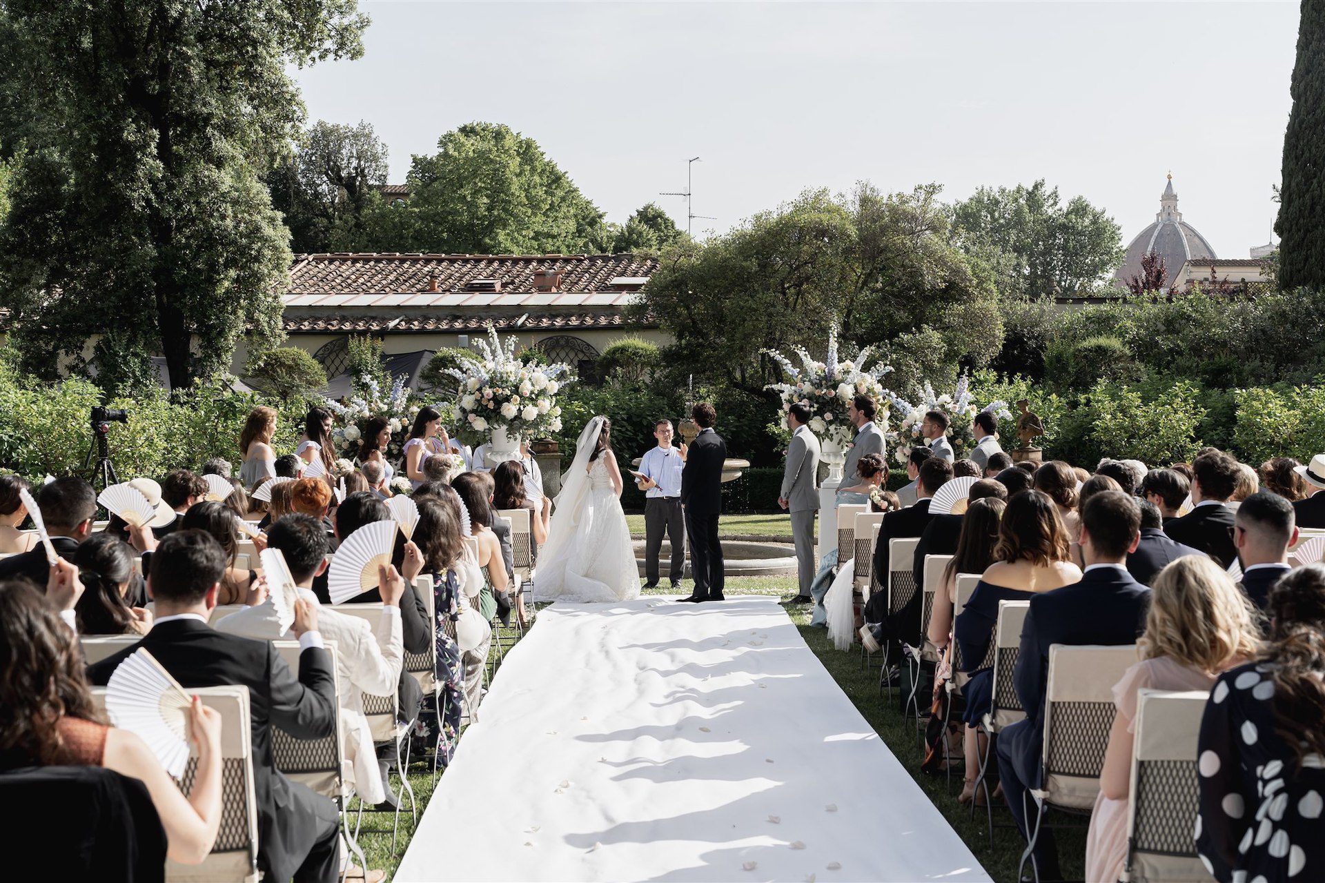 Cerimonia do matrimonio con rito religioso all'aperto, nel giardino del Four Season Hotel a Firenze
