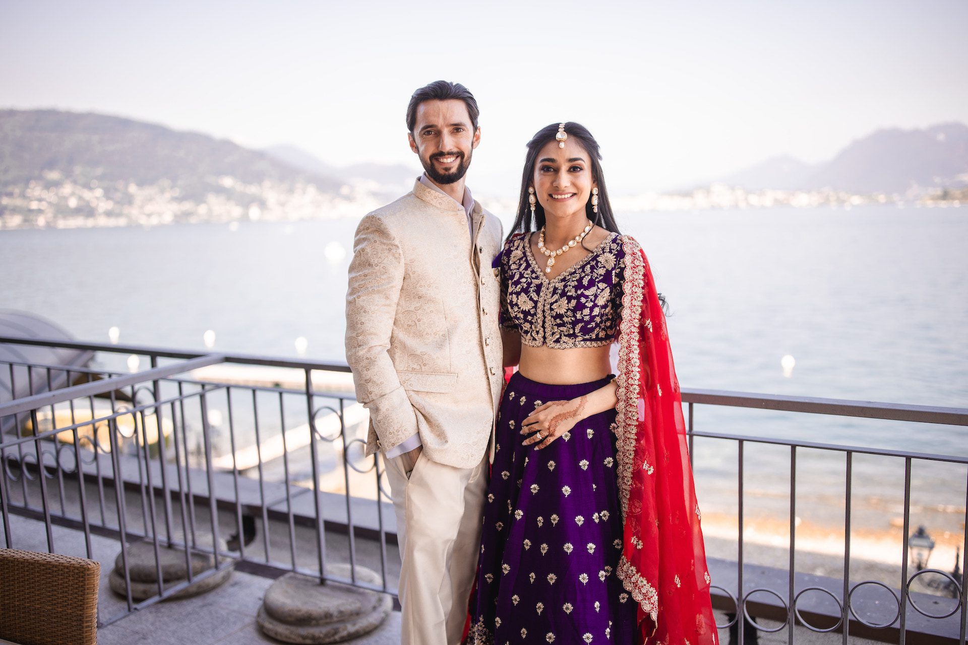 Coppia di sposi indiani in posa sulle rive del Lago Maggiore
