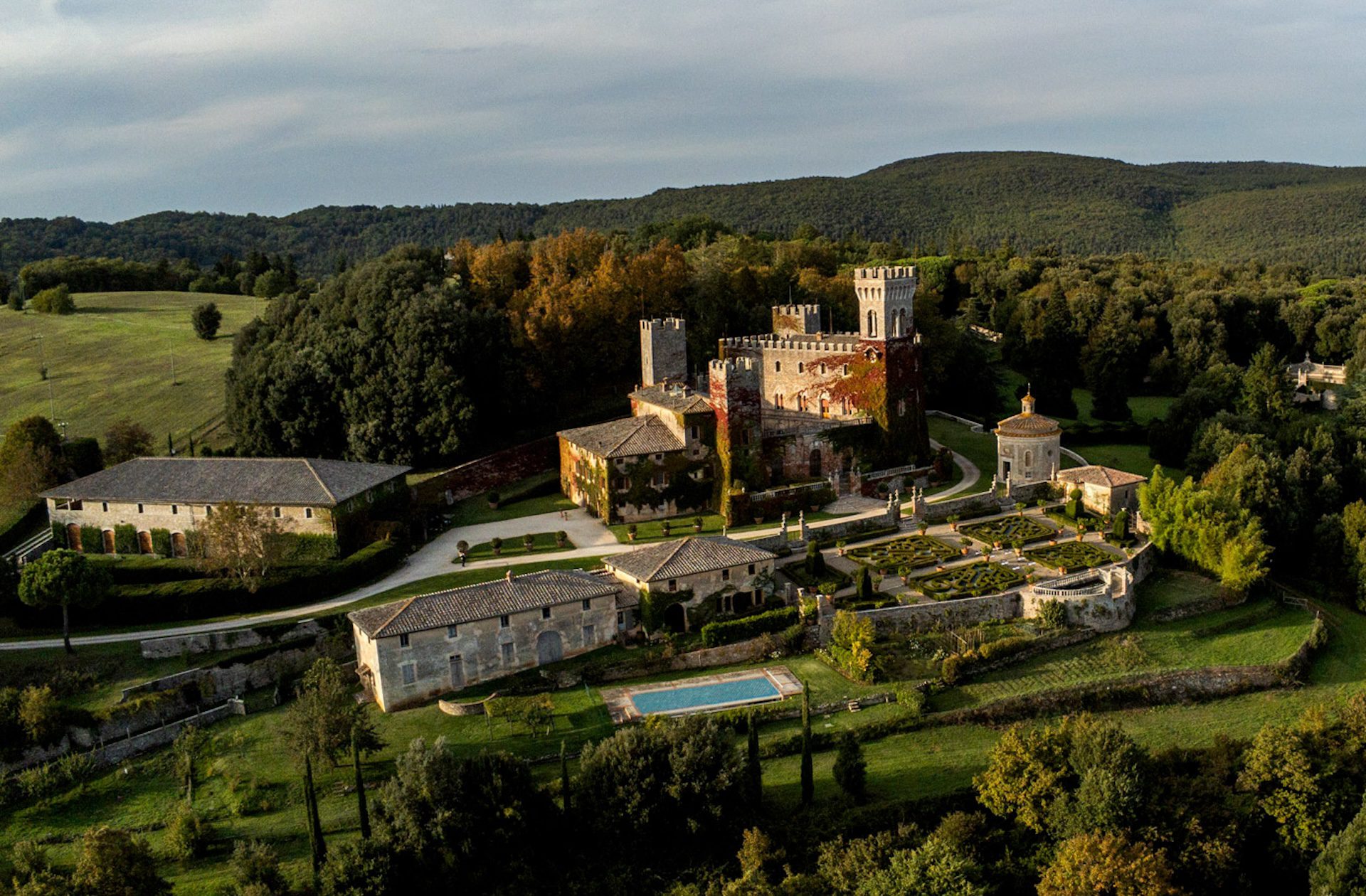 Vista dall'alto della location per matrimoni in Toscana Castello di Celsa, nella campagna senese