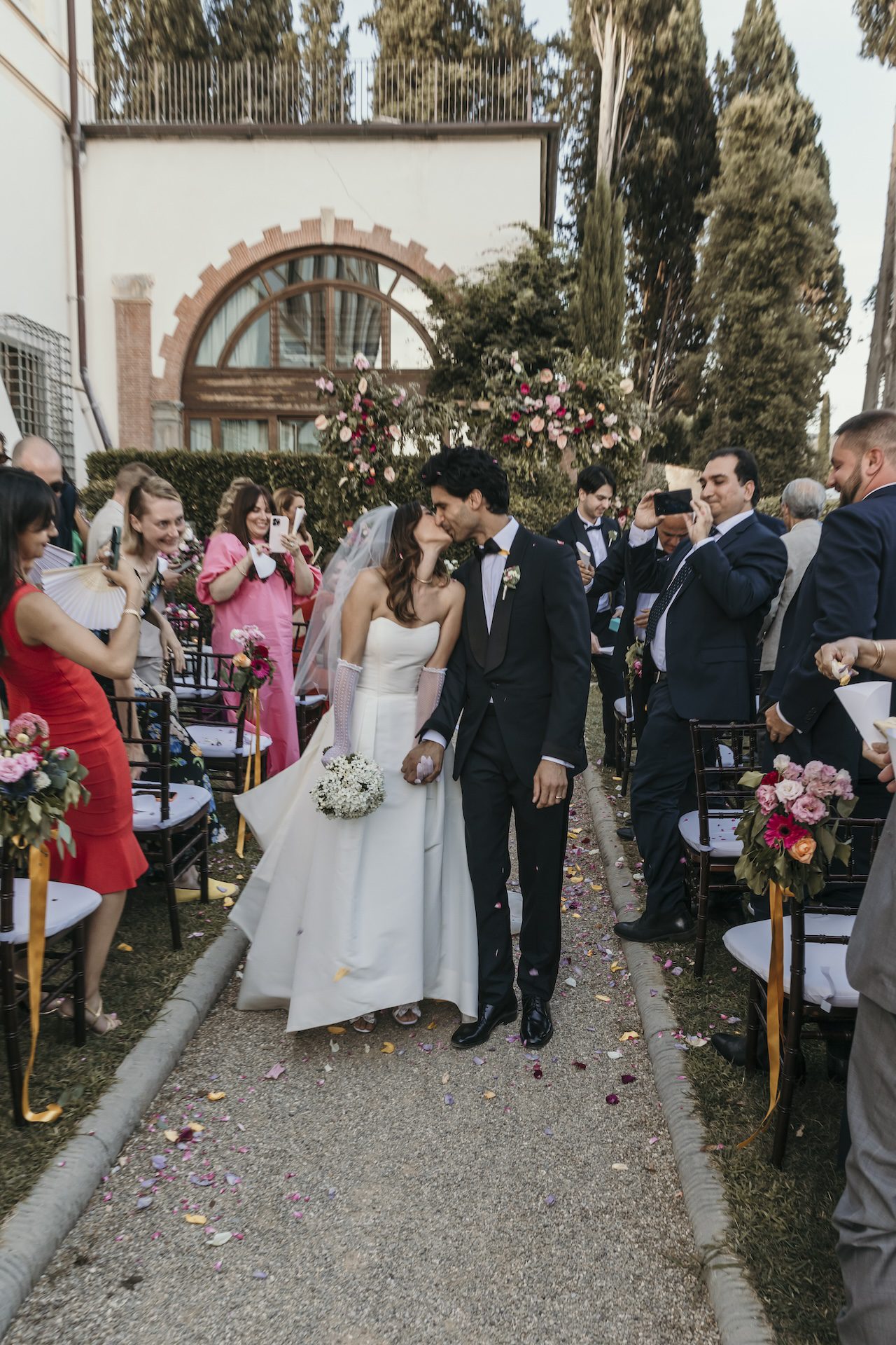 Bacio degli sposi nel giardino di Villa Il Salviatino location per matrimoni a Firenze
