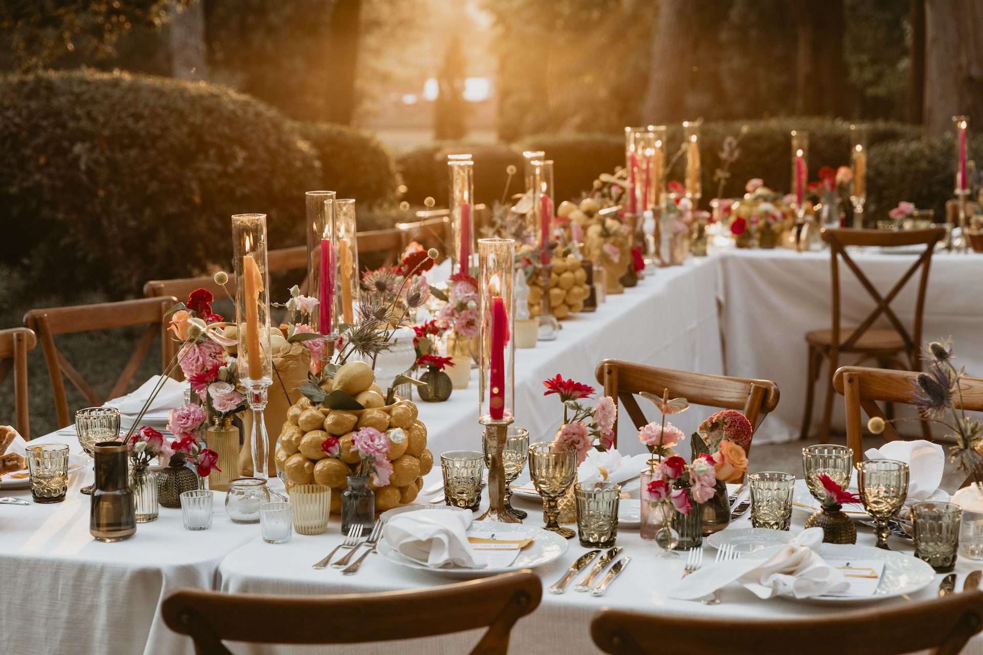 tavolo imperiale per ricevimento di nozze nel giardino di Villa Il Salviatino location per matrimoni a Firenze
