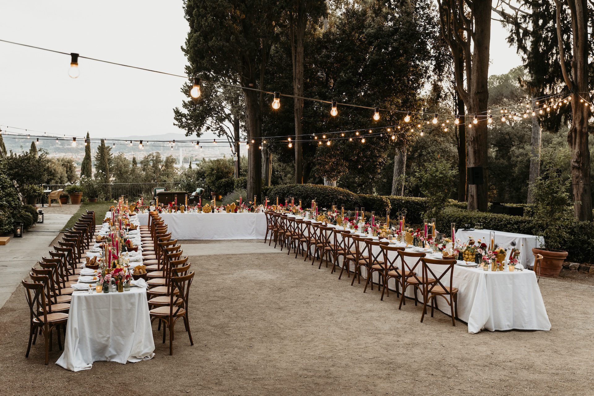 Tavoli imperiali per ricevimento nel giardino di Villa Il Salviatino location per matrimoni a Firenze