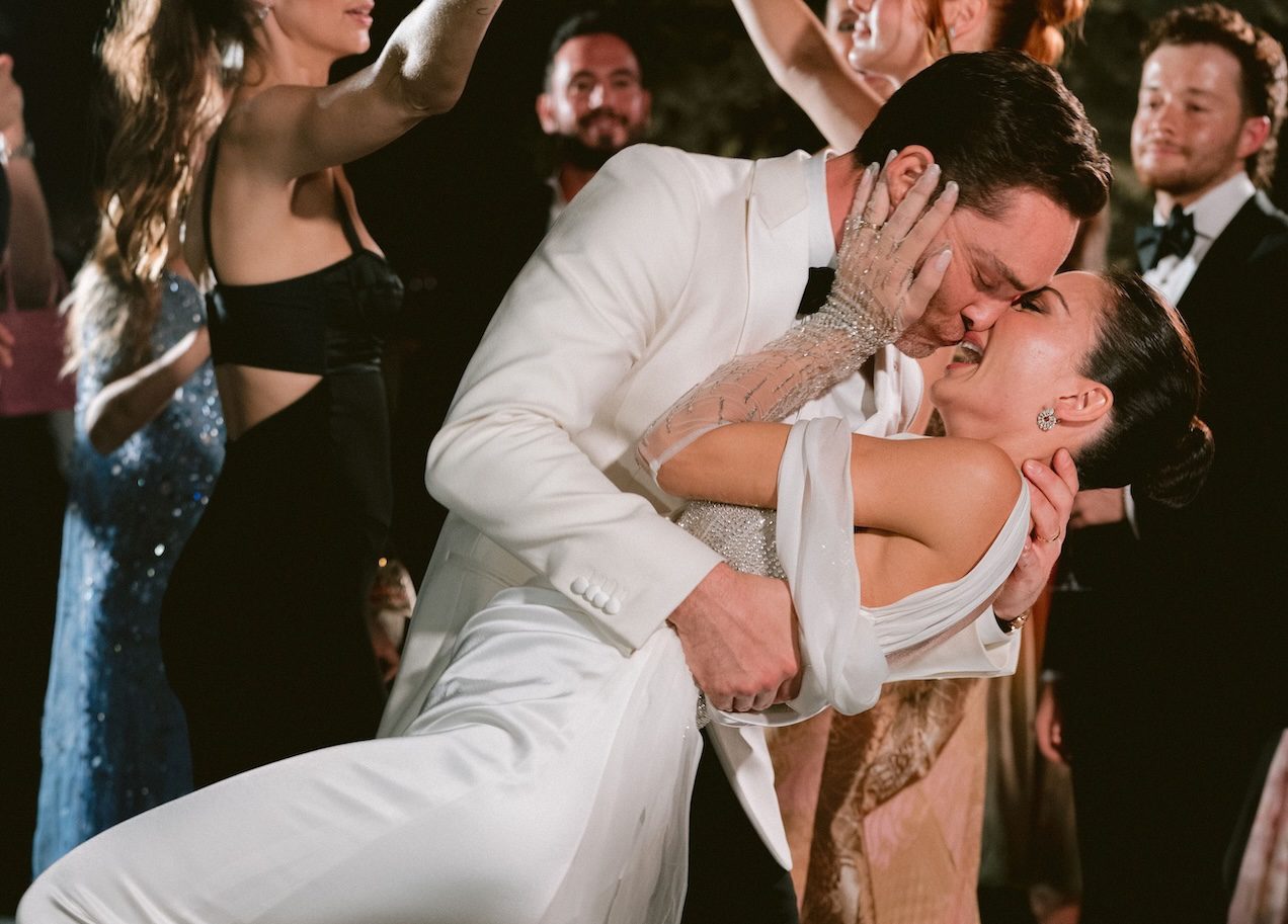 Bacio durante il primo ballo del matrimonio di Ed Westwick e Amy Jackson a Castello di Rocca Cilento