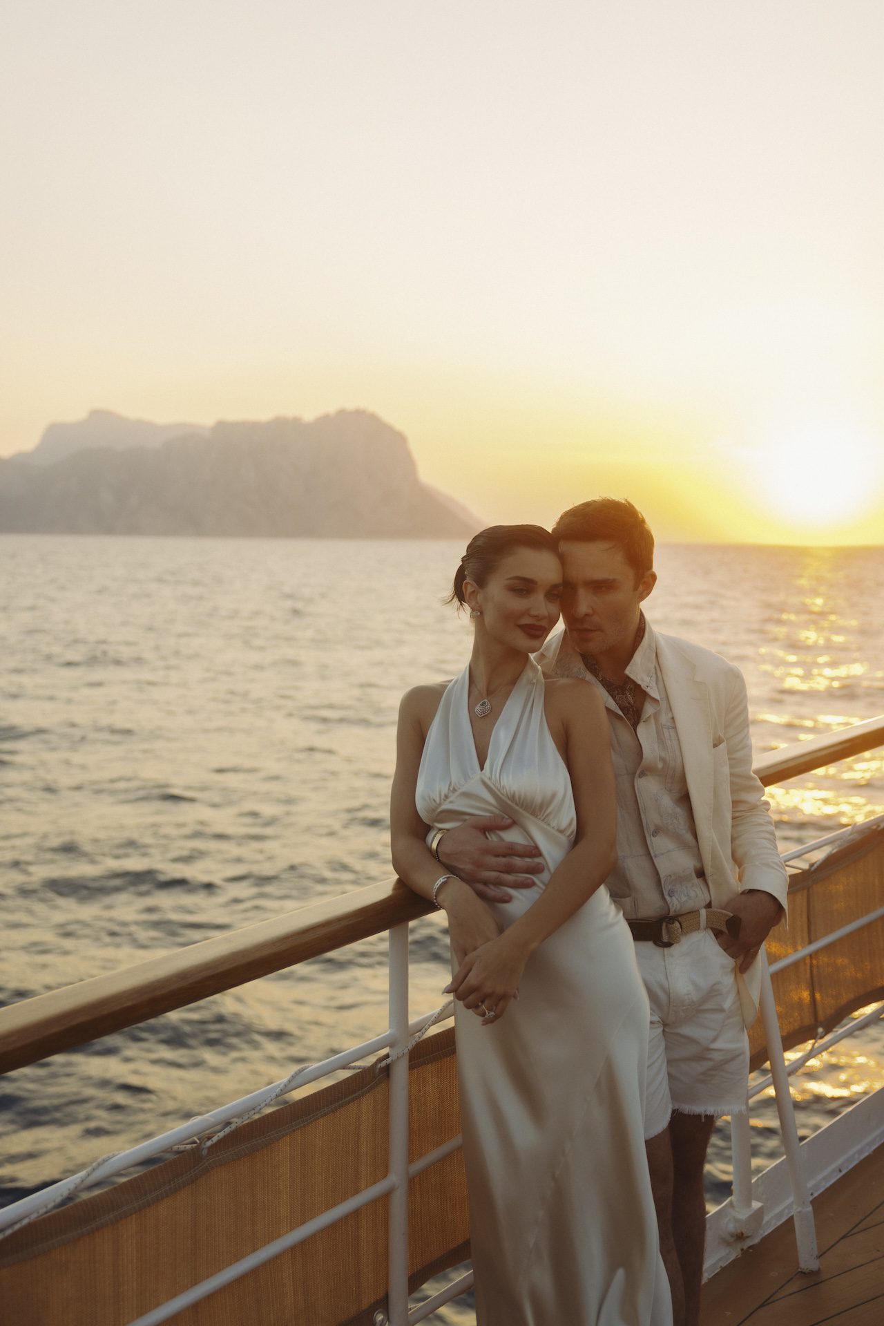 Ed Westwick e Amy Jackson in barca al tramonto davanti ai Faraglioni di Capri