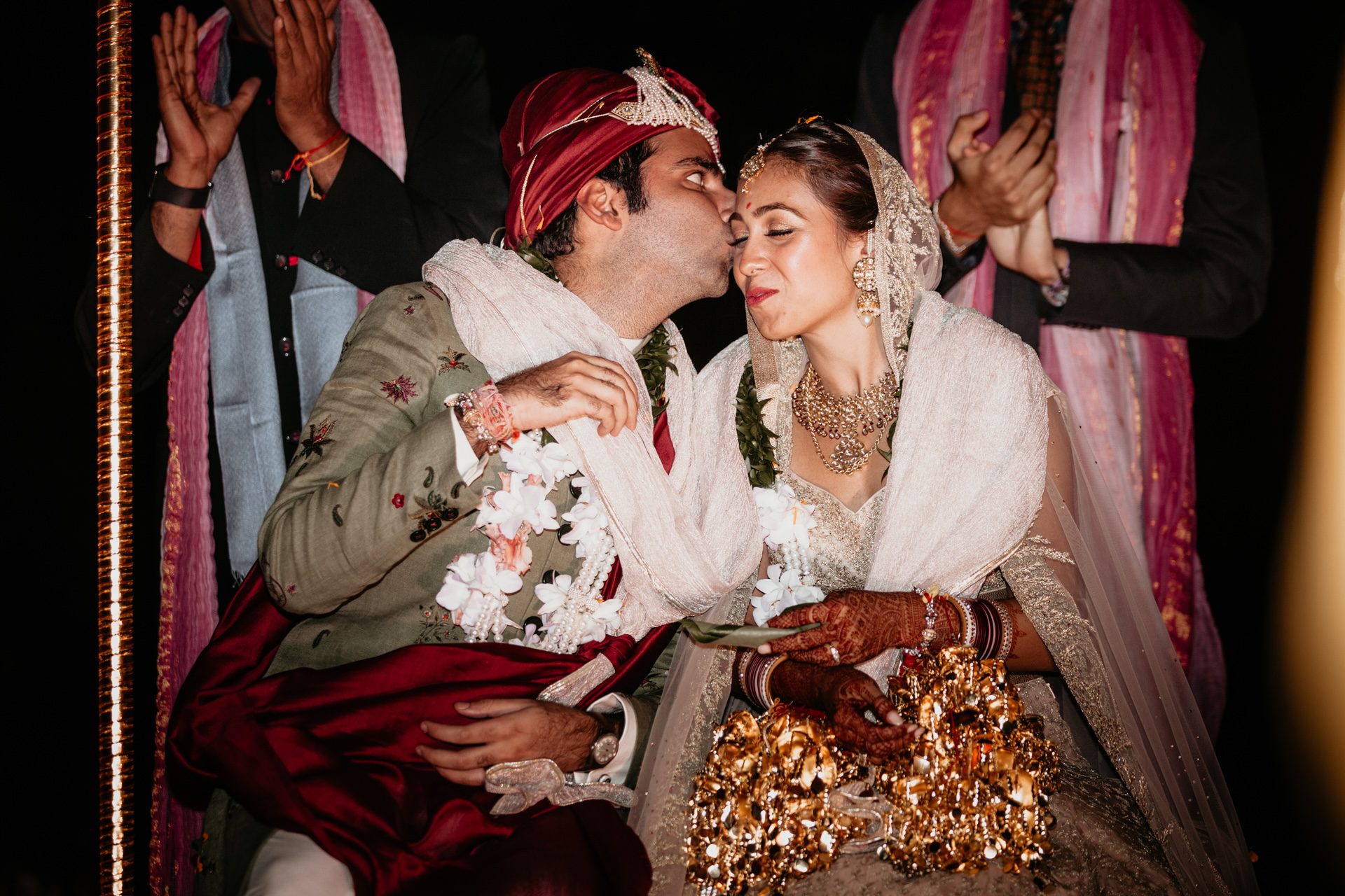 Coppia di sposi indiani in abiti tradizionali per il loro matrimonio a Firenze