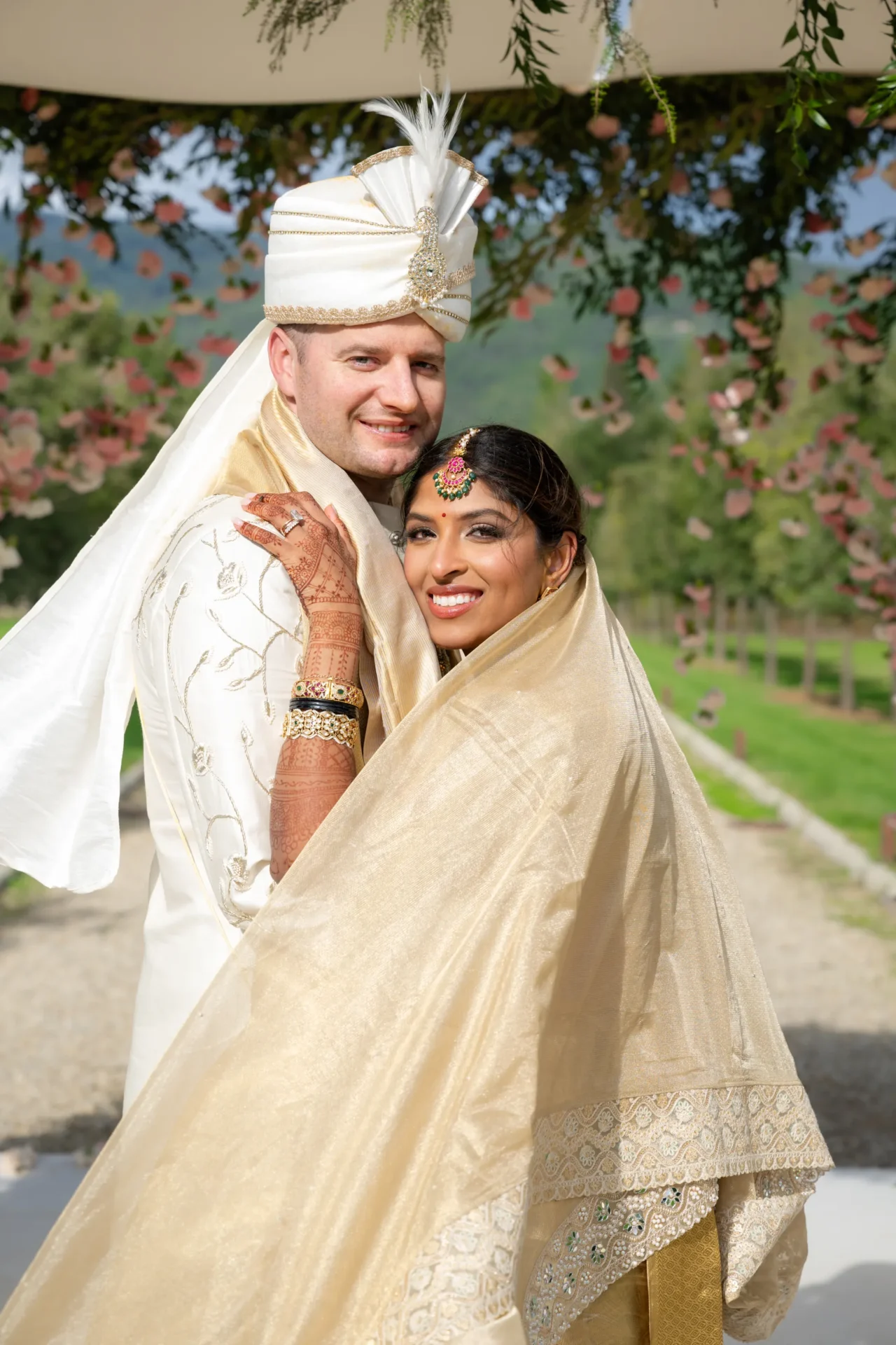 Coppia di sposi indiani per il loro matrimonio a Il Borro in Toscana