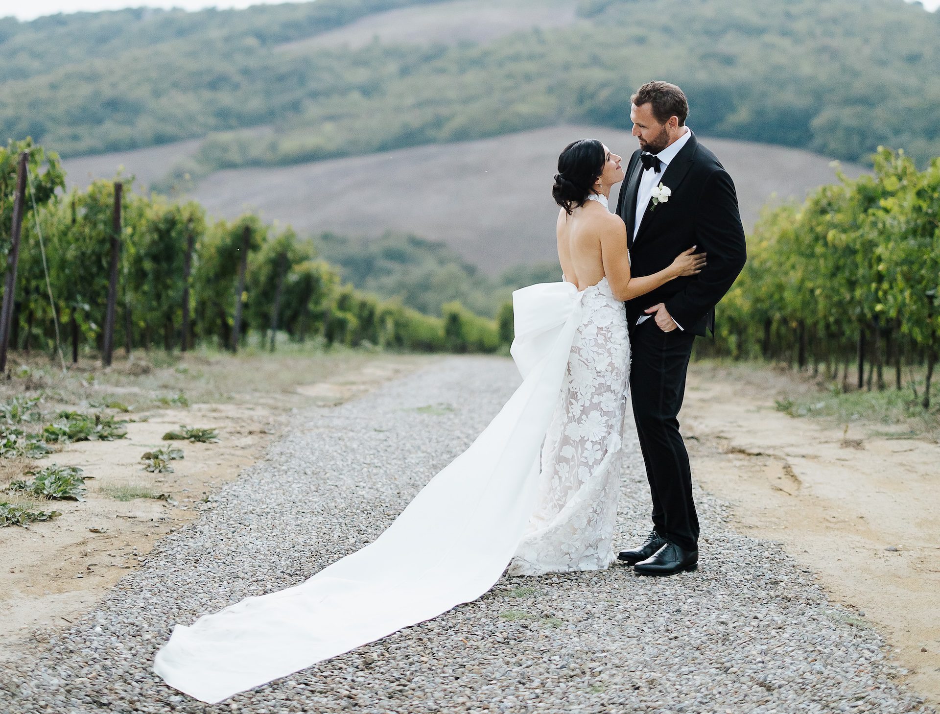 The bride and groom in the Tuscan countryside